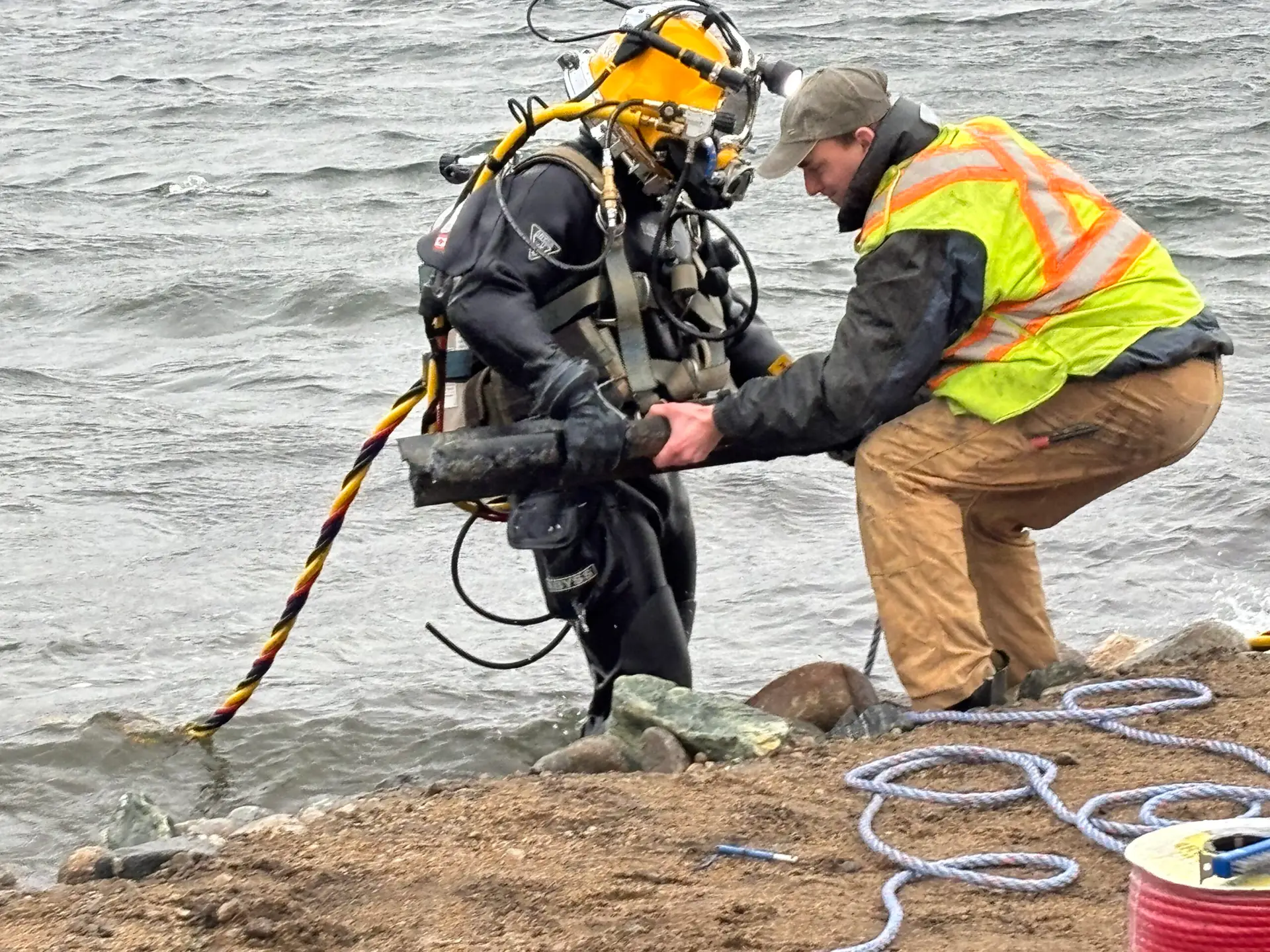 Commercial diver receiving equipment for deep underwater construction